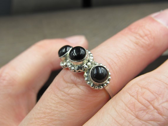 Size 6 Sterling Silver Triple Onyx Stone Band Ring - image 2