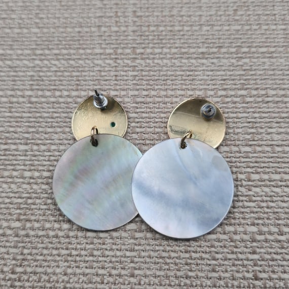 Gold Plated Dark Shell Circle Dangle Earrings A67… - image 3