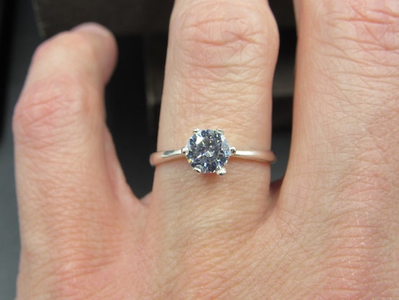 Size 7.5 Sterling Silver Ordinary Single Cubic Zirconia Band Ring