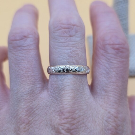 Size 9.5 Sterling Silver Solid Flower Pattern Ban… - image 2
