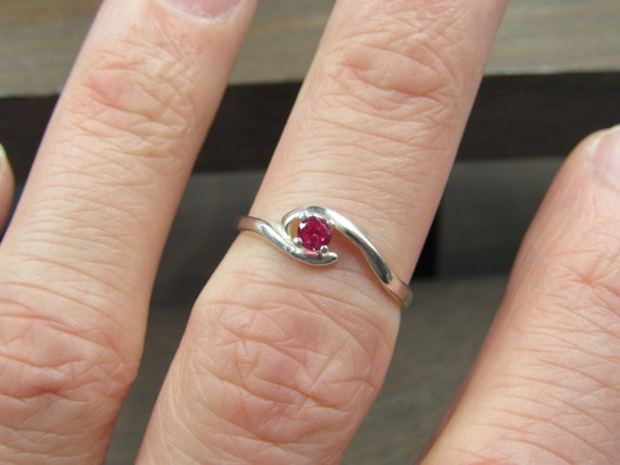 Size 6.5 Sterling Silver Small Red Ruby Simple Ba… - image 2