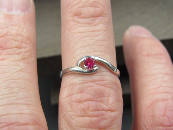 Size 6.5 Sterling Silver Small Red Ruby Simple Ba… - image 3