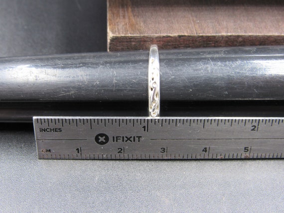 Size 8 Sterling Silver Odd Thin Pattern Band Ring - image 5