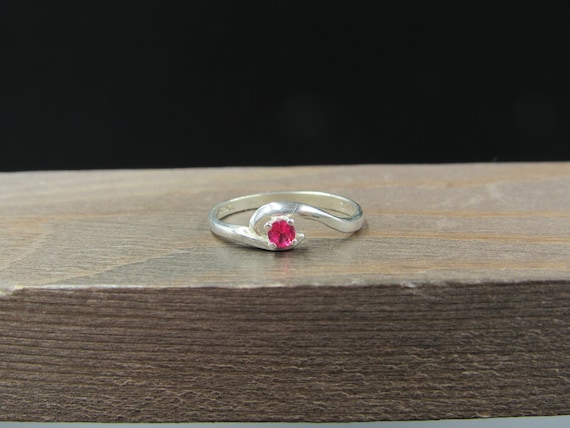 Size 6.5 Sterling Silver Small Red Ruby Simple Ba… - image 1