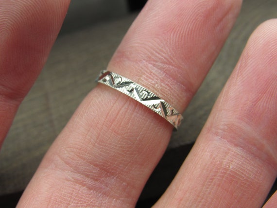 Size 5 Sterling Silver Cool Pattern Textured Band… - image 3