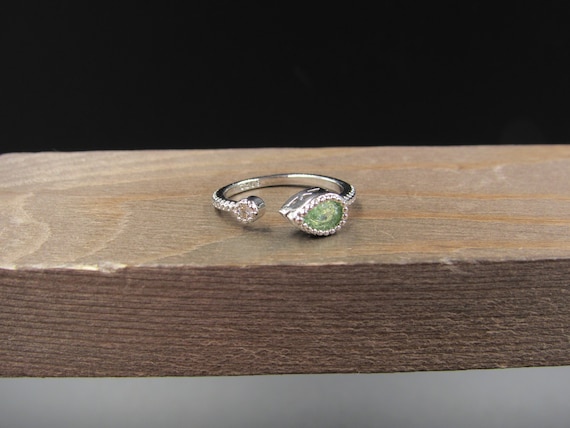 Size 7 Sterling Silver Bright Green And Clear Gla… - image 1