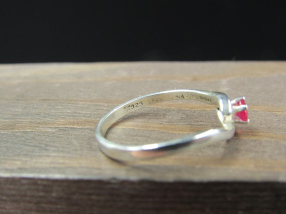 Size 6.5 Sterling Silver Small Red Ruby Simple Ba… - image 4
