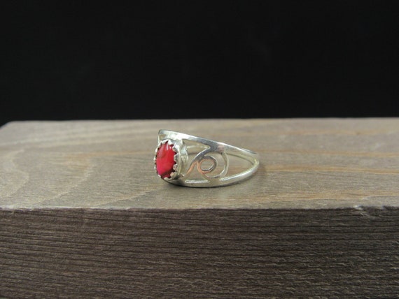 Size 5.75 Sterling Silver Red Stone Swirl Accents… - image 3