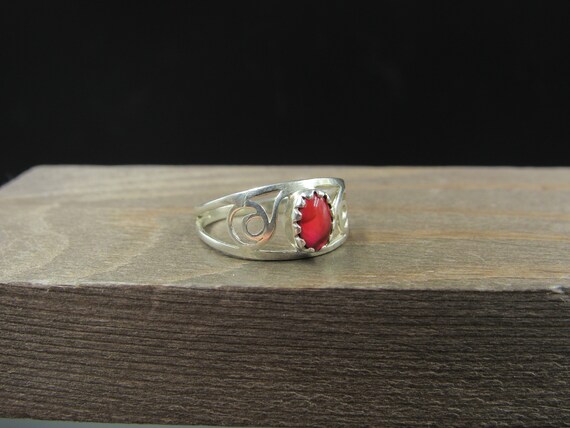 Size 5.75 Sterling Silver Red Stone Swirl Accents… - image 2