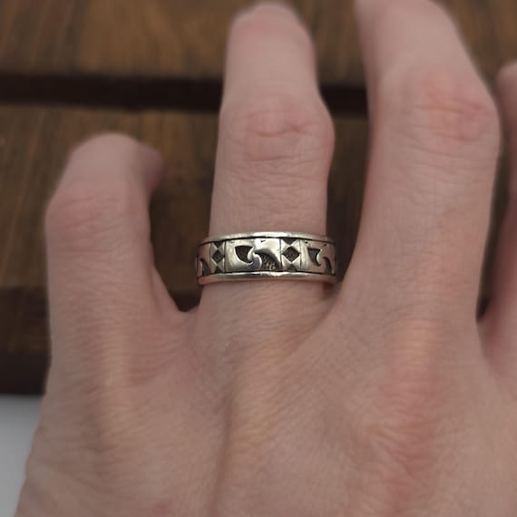 Size 8 Sterling Silver Unique Pattern Quality Rin… - image 1