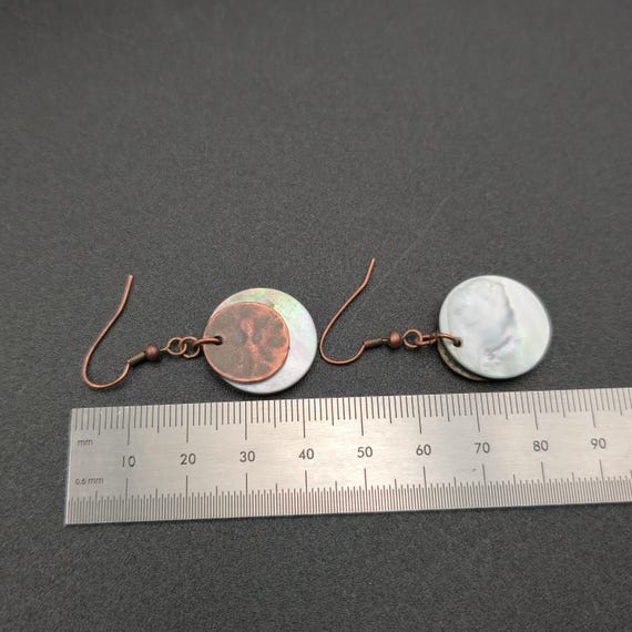 Copper Hammered And Dark Shell Dangle Earrings A6… - image 4