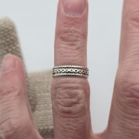 Size 4.75 Sterling Silver Rustic Pattern Open Ban… - image 2