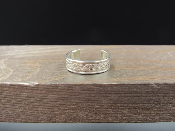 Size 4.5 Sterling Silver Knot Pattern Rustic Toe … - image 1