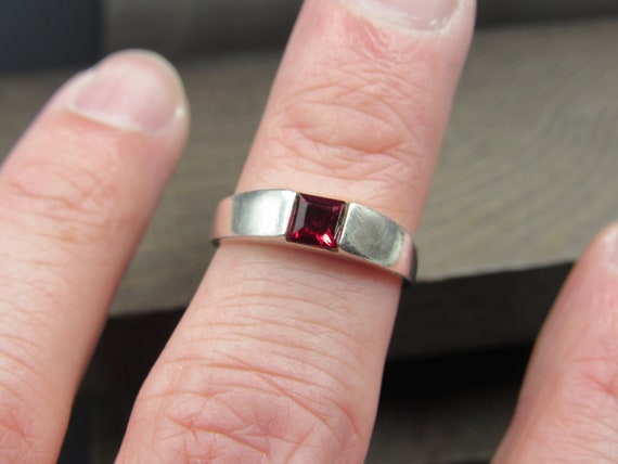 Size 6 Sterling Silver Red Crystal Band Ring - image 2