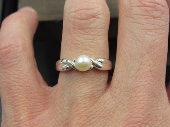 Size 7 Sterling Silver Simple White Pearl Cute Ba… - image 1