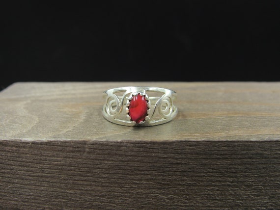 Size 5.75 Sterling Silver Red Stone Swirl Accents… - image 1