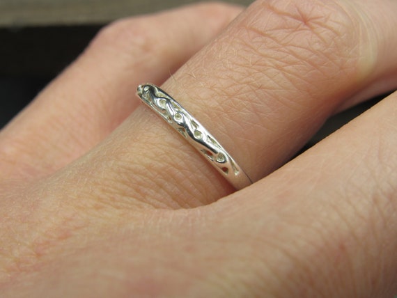 Size 8 Sterling Silver Odd Thin Pattern Band Ring - image 2