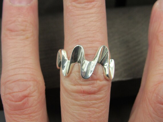 Size 8 Sterling Silver Original Pattern Wavy Band… - image 3