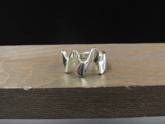 Size 8 Sterling Silver Original Pattern Wavy Band… - image 1