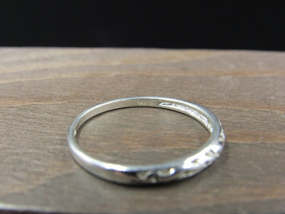 Size 8 Sterling Silver Odd Thin Pattern Band Ring - image 3