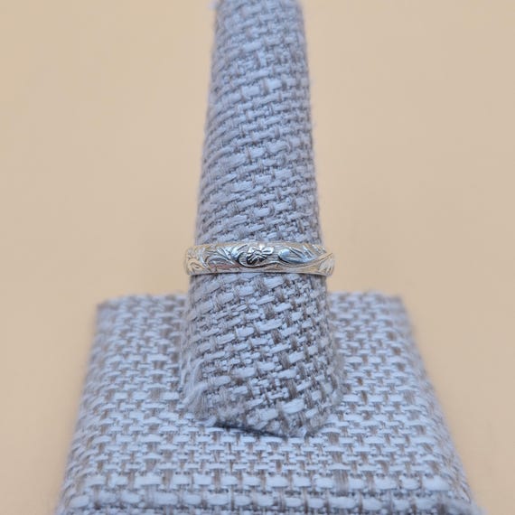 Size 9.5 Sterling Silver Solid Flower Pattern Ban… - image 1