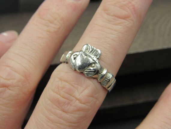 Size 7.5 Sterling Silver Claddagh Band Ring - image 2