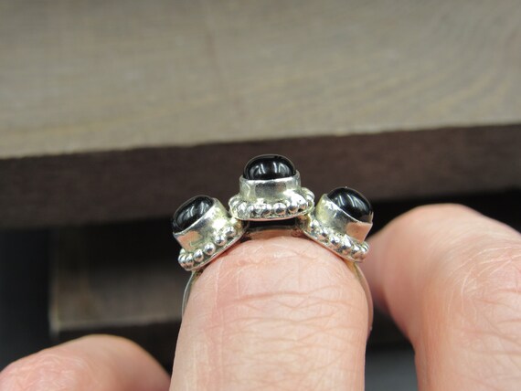 Size 6 Sterling Silver Triple Onyx Stone Band Ring - image 3
