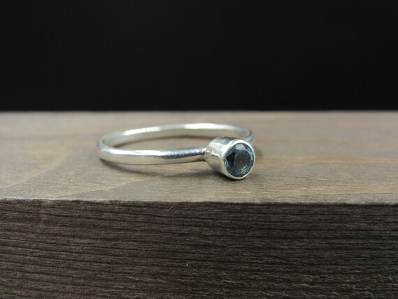 Size 8.25 Sterling Silver Round Blue Topaz Simple… - image 3