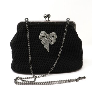 elegante Bügeltasche in schwarz / Wechselhenkel / Brosche / Handtasche für dich oder zum Verschenken