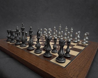 Juego de ajedrez barroco de peltre: piezas de ajedrez de metal ornamentadas con detalles de filigrana.