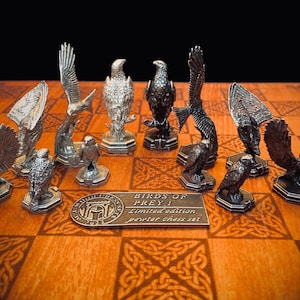 Jeu d&#39;échecs en étain Birds of Prey - Pièces et boîte de présentation uniquement