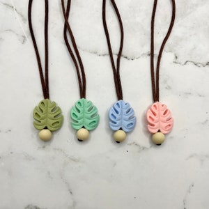 Fidget Jewelry Mini Monstera Leaf Necklace