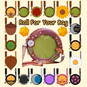 以下が含まれることがあります： 星と花の模様で囲まれた、透明な窓が付いた丸い茶色のバッグ。 蛾、ドングリ、葉、ヒマワリなど、さまざまなテーマのチャームが画像に表示されています。 テキスト「Roll For Your Bag」がバッグの上に表示されています。