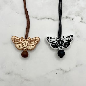 Collar decorativo antiestrés con forma de polilla