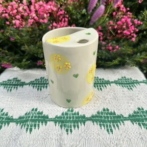 Cute Yellow Daisy Ceramic Travel Mug, Handmade Pottery Mug,To Go Ceramic Tumbler,Hand-painted Sip Mug,Coffee Cup Sip Mug,Birthday Gift,500ml