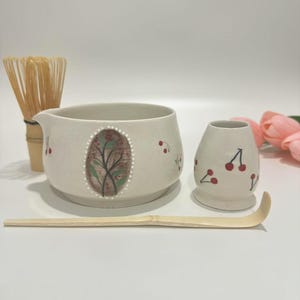 Ensemble de bols à matcha en céramique cerisier et fleurs peints à la main, bol à matcha de grande capacité, cadeau d&#39;anniversaire, bol à matcha personnalisé, ensemble de bols à matcha