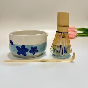 Hand Painted Blue Daisy Flower Ceramic Matcha Bowl Set,Large Capacity Matcha Bowl, Birthday Gift,Personalized Matcha Bowl,Matcha Bowl Set