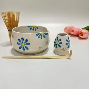 Hand Painted Blue Daisy Flowers Ceramic Matcha Bowl Set,Large Capacity Matcha Bowl, Birthday Gift,Personalized Matcha Bowl,Matcha Bowl Set