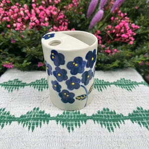 Cute Blue Daisy Ceramic Travel Mug, Handmade Pottery Mug,To Go Ceramic Tumbler,Hand-painted Sip Mug,Coffee Cup Sip Mug,Birthday Gift,500ML