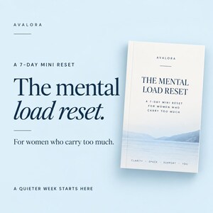 Könnte beinhalten: Ein weißes Buch mit dem Titel The Mental Load Reset, A 7-Day Mini Reset for women who carry too much, mit einem Landschaftsbild eines Sees und Bergen auf dem Cover. Der Text AVALORA, A 7-Day Mini Reset, The mental load reset und A quieter week starts here.