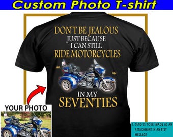 Cadeau pour t-shirt personnalisé moto Triker Trike, grand-père super pilote de trike, cadeaux pour propriétaires de roues libres (au dos) (BK457-Seventies)