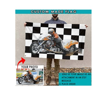 Pu&ograve; includere: Una bandiera personalizzata con uno sfondo a scacchi bianco e nero. Un pilota di moto &egrave; presente sulla bandiera, che guida una moto da dragster. La bandiera &egrave; tenuta da una persona nell'immagine. Il testo "CUSTOM MADE FLAG" &egrave; nella parte superiore dell'immagine. Il testo "YOUR PHOTO" &egrave; in un cerchio rosso con una freccia che punta a un'immagine pi&ugrave; piccola di un pilota di moto. Il testo "SEND US YOUR IMAGE AS AN ATTACHMENT IN AN ETSY MESSAGE" e "PLACE ORDER" sono sotto l'immagine pi&ugrave; piccola.