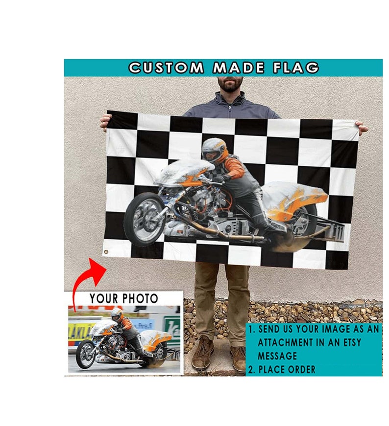 Pu&ograve; includere: Una bandiera personalizzata con uno sfondo a scacchi bianco e nero. Un pilota di moto &egrave; presente sulla bandiera, che guida una moto da dragster. La bandiera &egrave; tenuta da una persona nell'immagine. Il testo "CUSTOM MADE FLAG" &egrave; nella parte superiore dell'immagine. Il testo "YOUR PHOTO" &egrave; in un cerchio rosso con una freccia che punta a un'immagine pi&ugrave; piccola di un pilota di moto. Il testo "SEND US YOUR IMAGE AS AN ATTACHMENT IN AN ETSY MESSAGE" e "PLACE ORDER" sono sotto l'immagine pi&ugrave; piccola.