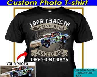 Peut inclure: T-shirt noir avec un design photo personnalisé. Le design présente une voiture de course avec le texte "Je ne cours pas pour ajouter des jours à ma vie, je cours pour ajouter de la vie à mes jours".