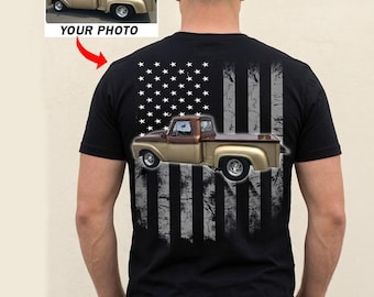 クラシックなピックアップトラックのパーソナライズされた写真入りTシャツ、ピックアップトラック愛好家へのギフト、カスタムピックアップトラックアメリカ国旗Tシャツ（背面）（BK5）