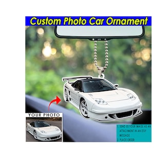 Puede incluir: Un adorno de coche personalizado con una foto blanca que cuelga de un espejo retrovisor. El adorno es una réplica de un Honda NSX blanco. La imagen muestra cómo personalizar el adorno con una foto de tu propio coche.