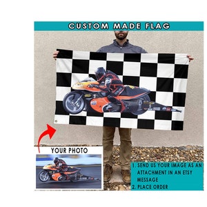 Pu&ograve; includere: Una bandiera personalizzata con uno sfondo a scacchi bianco e nero. Una foto di un pilota di moto &egrave; centrata sulla bandiera. Il testo "SEND US YOUR IMAGE AS AN ATTACHMENT IN AN ETSY MESSAGE" e "PLACE ORDER" sono visibili nell'immagine.