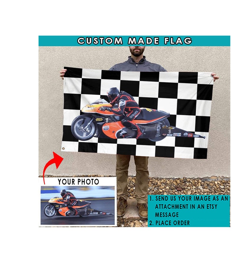 Pu&ograve; includere: Una bandiera personalizzata con uno sfondo a scacchi bianco e nero. Una foto di un pilota di moto &egrave; centrata sulla bandiera. Il testo "SEND US YOUR IMAGE AS AN ATTACHMENT IN AN ETSY MESSAGE" e "PLACE ORDER" sono visibili nell'immagine.