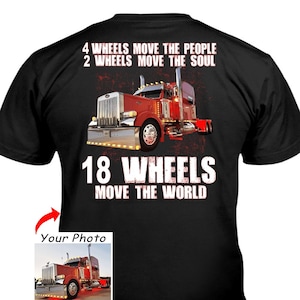 Puede incluir: Camiseta negra con un gráfico de camión rojo y el texto: "4 RUEDAS MUEVEN A LA GENTE, 2 RUEDAS MUEVEN EL ALMA, 18 RUEDAS MUEVEN EL MUNDO." Una imagen más pequeña de un camión está en la esquina inferior izquierda.