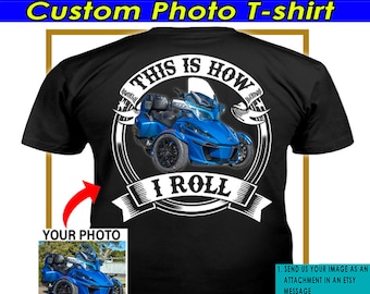 Divertente maglietta personalizzata con stampa di una moto Spyder a 3 ruote, regalo unico per i possessori di Spyder e per chi guida un triciclo a trazione inversa (sul retro) (BK354)